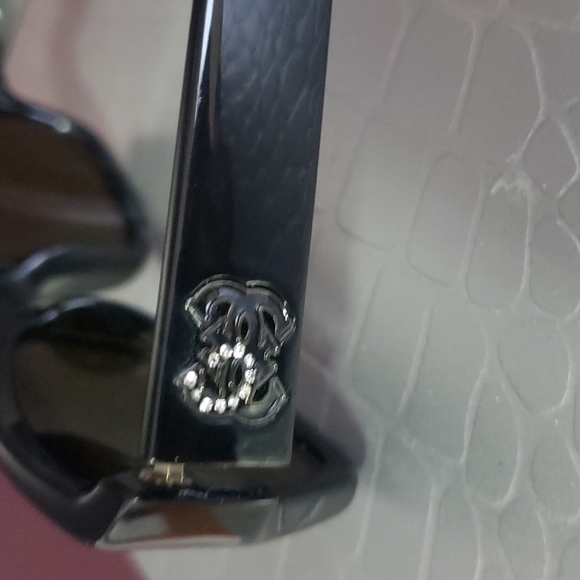 Guess Sun glasses 🕶 - Picture 2 of 8